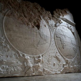 Pared tallada mapas