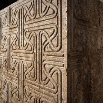 pilastra geométrica en travertino crema